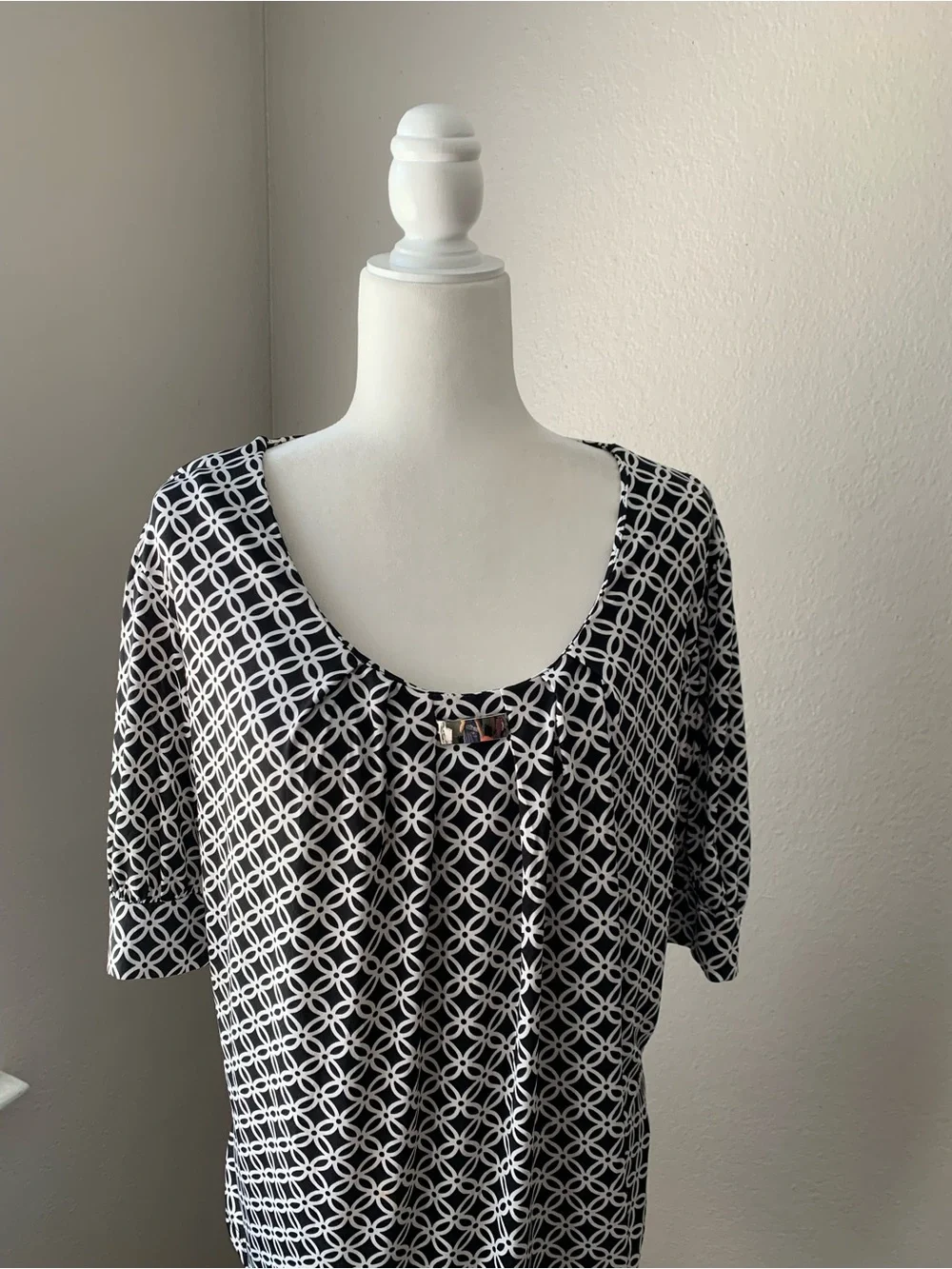 Scoop Neck Short Sleeve Geometric Print Top - Black/White - Picture 2 of 6